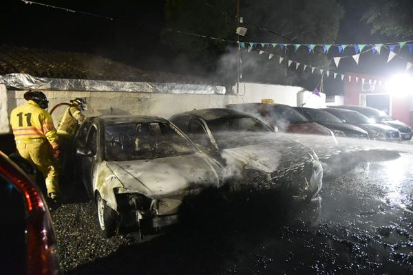 Tres vehículos se incendiaron en distintas circunstancias y lugares esta madrugada - Nacionales - ABC Color