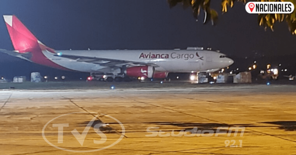 Llegó avión carguero con insumos médicos para Salud Pública