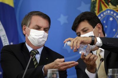 Bolsonaro destituye a ministro de Salud en plena crisis del COVID-19