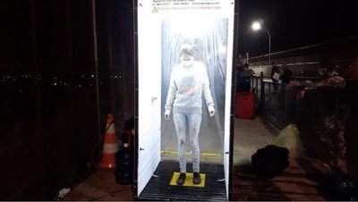 INSTALAN CABINA DE DESINFECCIÓN PARA PARAGUAYOS QUE INGRESAN POR EL PUENTE DE LA AMISTAD