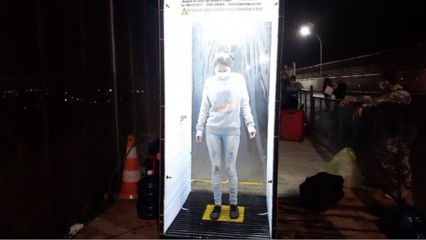 INSTALAN CABINA DE DESINFECCIÓN PARA PARAGUAYOS QUE INGRESAN POR EL PUENTE DE LA AMISTAD