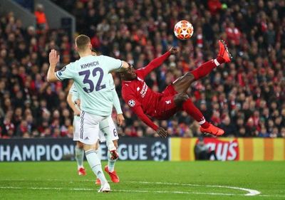 Una liga de Europa analiza seguir su campeonato de fútbol con mascarillas