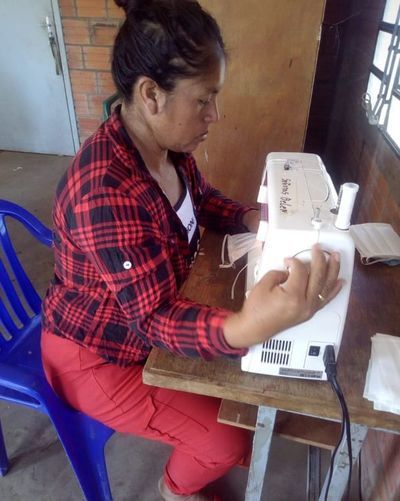 Mujeres indígenas elaboran tapabocas para pobladores de Boquerón