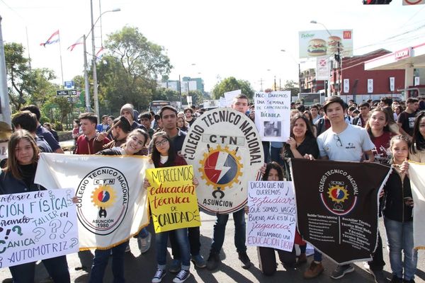 Alumnos prefieren retomar clases en el 2021