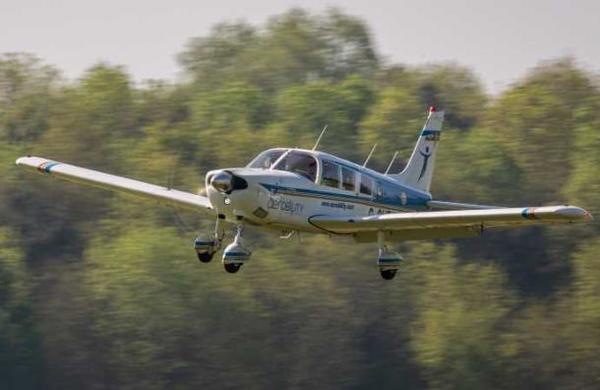 Avión realiza un aterrizaje de emergencia en medio de una autopista en Canadá - C9N