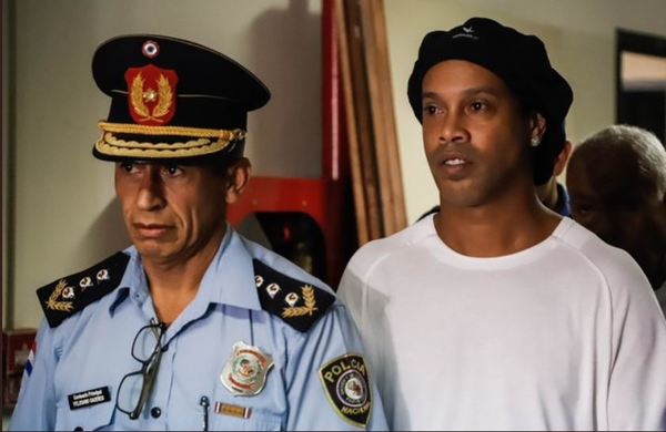 Ronaldinho Gaúcho pidió un lugarcito en el hotel para divertirse con el balón - RCC