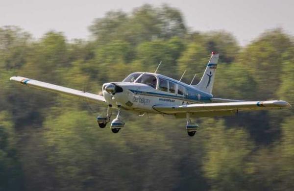 Avión realiza un aterrizaje de emergencia en medio de una autopista en Canadá - SNT