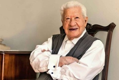 HOY / El actor Ignacio López Tarso se estrena en Facebook a pesar de sus 95 años