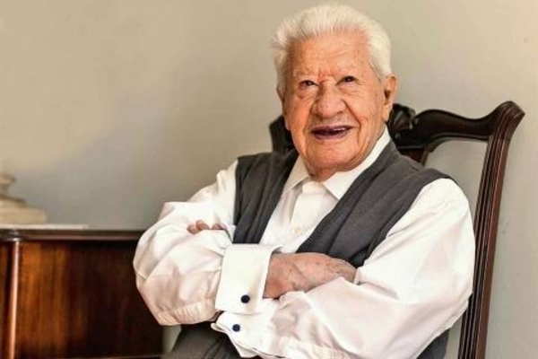HOY / El actor Ignacio López Tarso se estrena en Facebook a pesar de sus 95 años