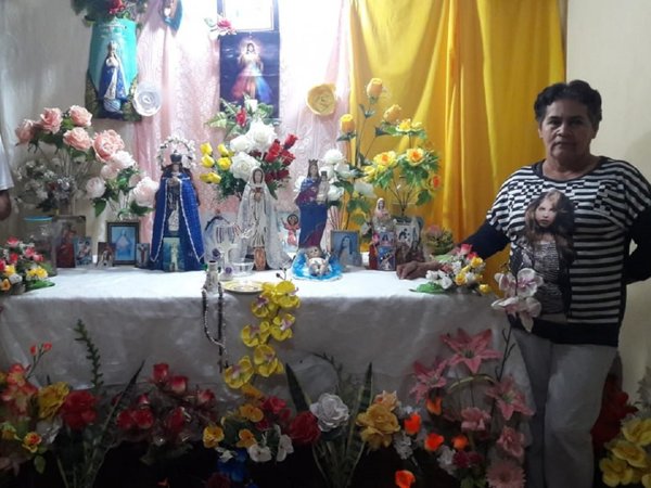 ¡Rosario milagroso gotea agua bendita!