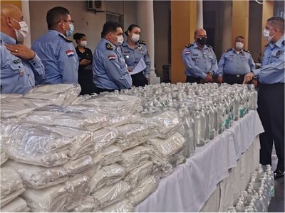 Policía Nacional recibe donación de alcohol en gel y tapabocas