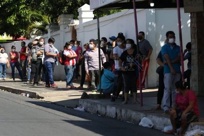 Beneficiarios de los subsidios se aglomeran para hacer compras en Ñemby
