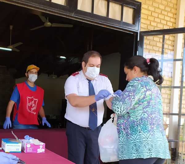 Miembros del Ejército de Salvación entregaron kit de alimentos y artículos de limpieza » San Lorenzo PY