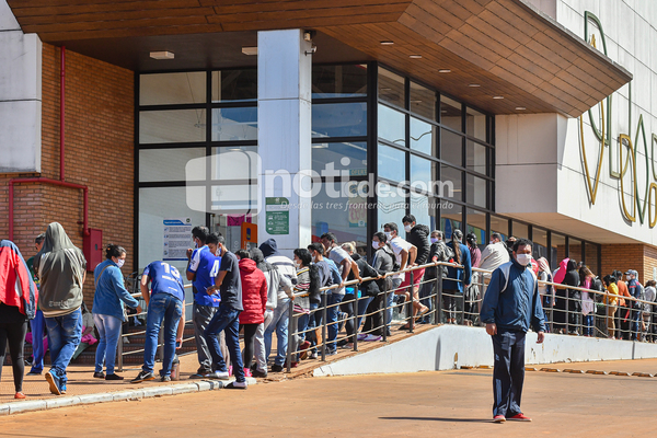 Peligrosa aglomeración de personas en los supermercados - Noticde.com