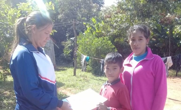 HOY / Maestros rurales llevan fotocopias a alumnos que no tienen Internet en sus casas