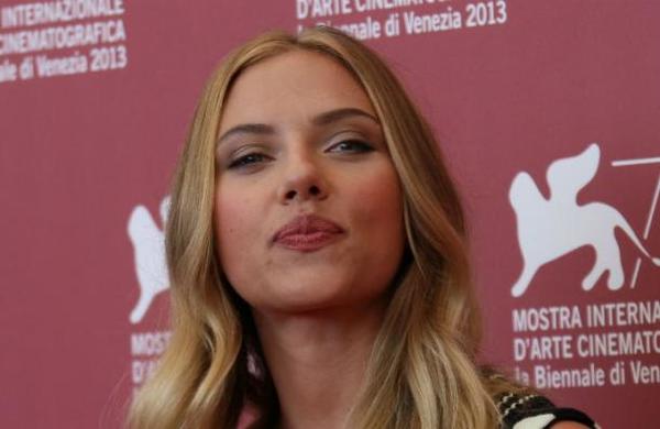 Scarlett Johansson, la razón por la que Hugh Jackman y Ryan Reynolds llevan años 'peleados' - C9N