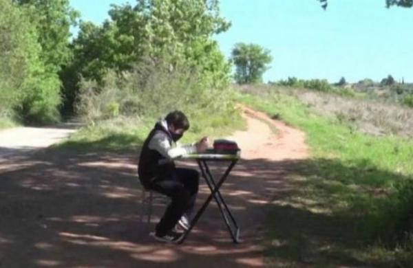 Niño viaja kilómetros para poder encontrar señal y conectarse a sus clases online - C9N
