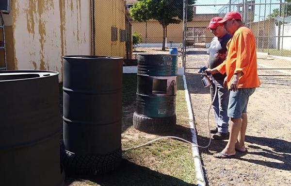Internos elaboran lavamanos con tambores reciclados