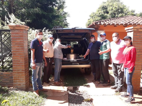 Ciudadanos solidarios implementan olla popular móvil en Santa Rosa