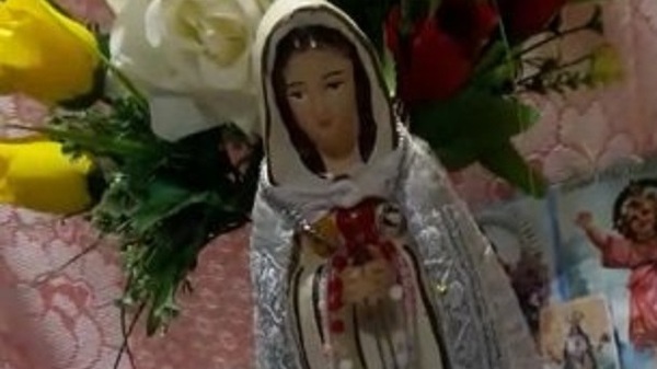 ¡Rosario milagroso gotea agua bendita!