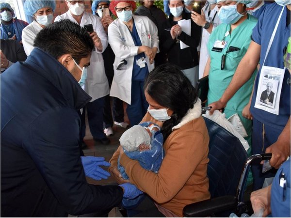 Mujer que dio a luz en coma se cura y abraza a su bebé
