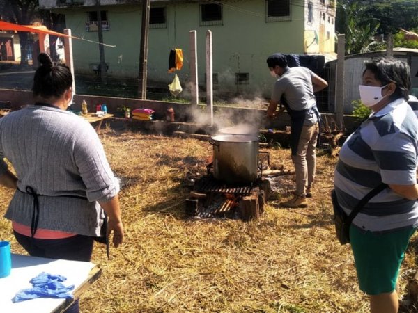 Empleados despedidos hacen olla popular para sobrevivir en CDE