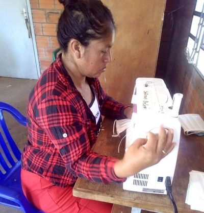 Mujeres indígenas del Chaco confeccionan tapabocas