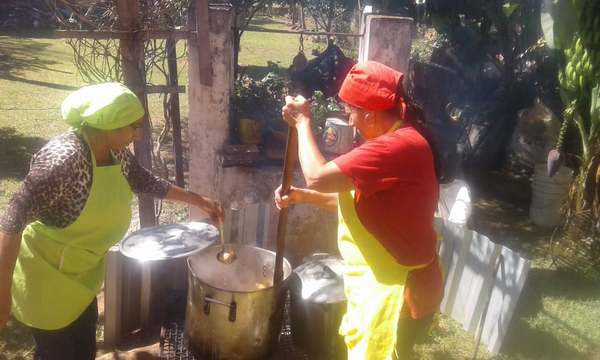 SE ORGANIZARON Y REPARTEN CARNE Y VÍVERES EN BARRIOS DE CARMEN DEL PNÁ