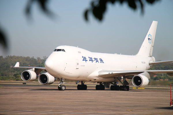 Llegó el avión carguero con insumos médicos