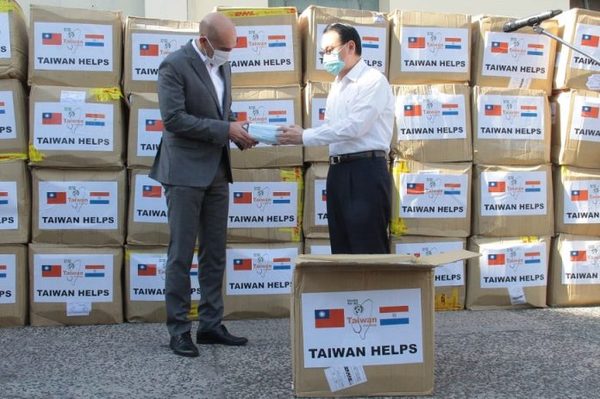 Taiwán entrega lote de insumos médicos para hacer frente al coronavirus