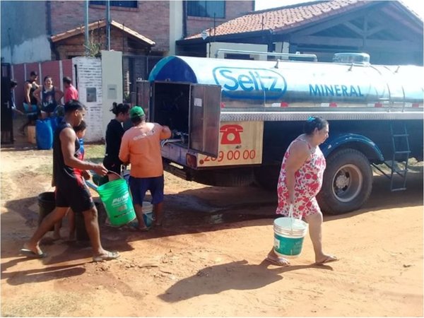 Empresa reparte agua mineral gratis en Luque