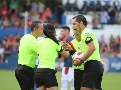 Árbitros reciben respaldo económico de la APF
