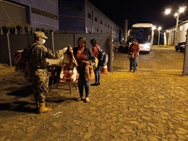 Más paraguayos amanecen en el Puente de la Amistad y albergue transitorio esperando decisión del Codena