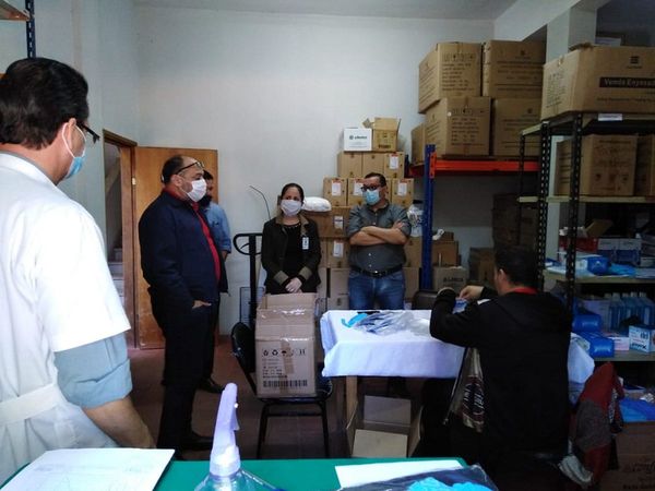 Preparan kits de equipos de bioseguridad para profesionales de blanco