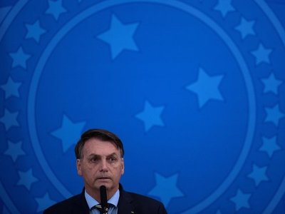 Bolsonaro critica cuarentena y pide a brasileños no "acobardarse con ese virus"