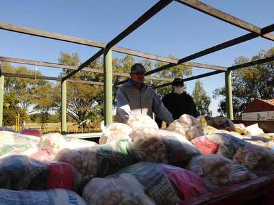 Municipalidad de Pilar entregó kits de víveres a funcionarios - .::RADIO NACIONAL::.