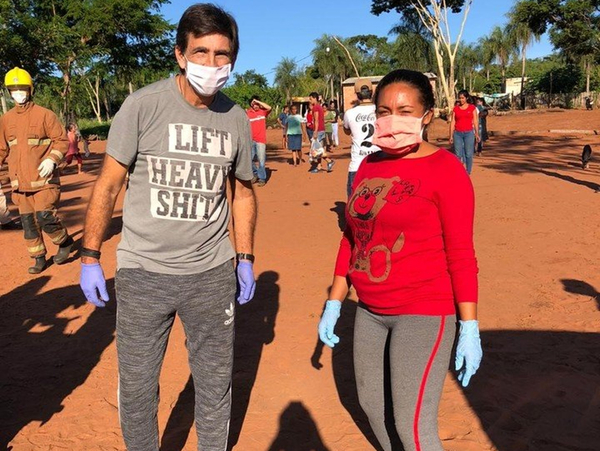 Gustavo Costas lleva ayuda a asentamientos de Ypané