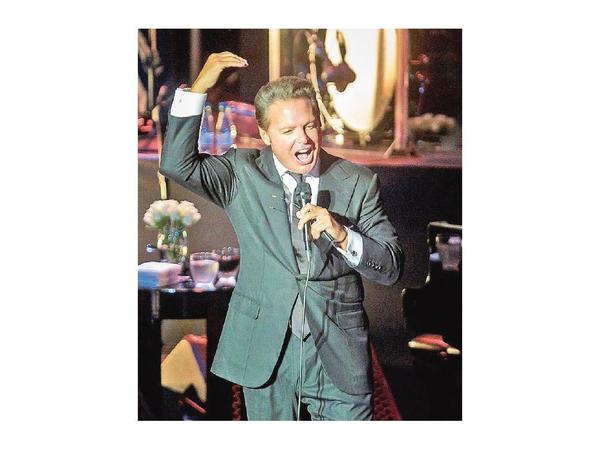 Luis Miguel festeja sus   50 con  39 años de exitosa carrera