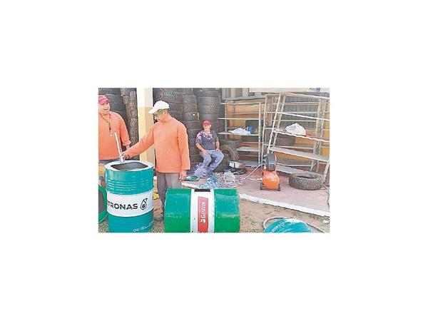 Reos convierten tambores en lavamanos