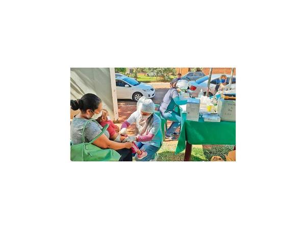Realizan masiva vacunación contra la influenza en Colonias Unidas