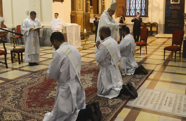 Iglesia Católica se renueva con tres nuevos sacerdotes - Locales - ABC Color