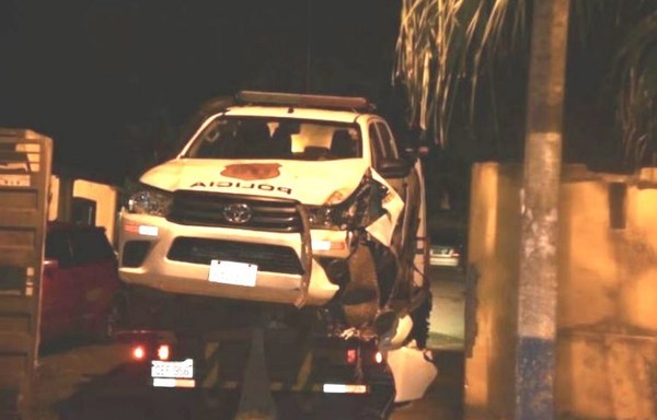 Hombre intenta fugarse en una patrullera durante una intervención y choca el móvil policial - ADN Paraguayo