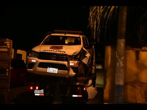 Policía intervino en festejo, mientras un hombre subió a la patrullera y la chocó contra un árbol