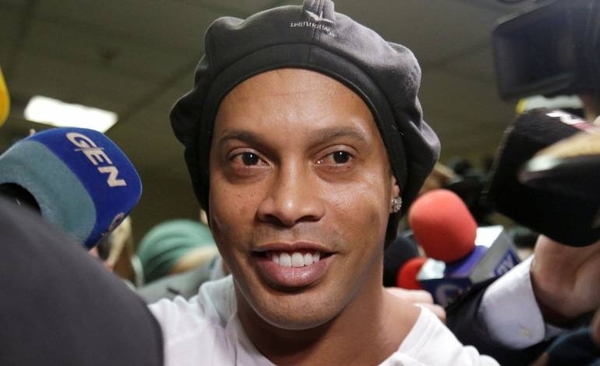 HOY / Ronaldinho y un 'curioso' pedido al hotel donde guarda prisión domiciliaria