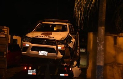 Policía intervino en festejo, mientras un hombre subió a la patrullera y la chocó contra un árbol - Digital Misiones