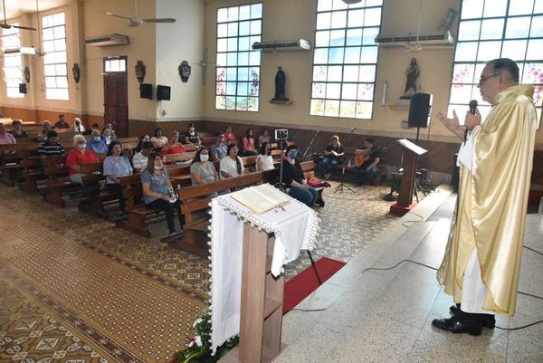 Fieles violan cuarentena y asisten a misa en la parroquia Virgen del Carmen - Nacionales - ABC Color