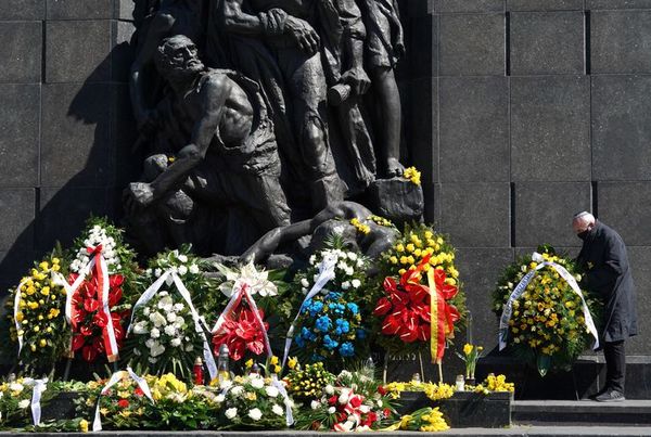 Homenajes íntimos, confinados o por internet para los héroes del gueto de Varsovia - Mundo - ABC Color