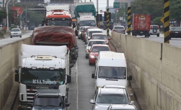 HOY / Ritmo de contagio bajó al endurecer cuarentena, pero volvió a subir al relajarla