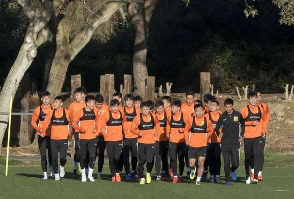 El plantel de Wuhan Zall regresa a casa