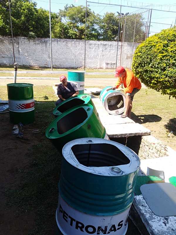 Internos elabora lavamanos móviles de tambores reciclados - .::RADIO NACIONAL::.